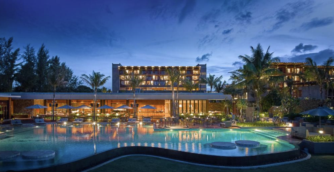 hotel indigo pool side